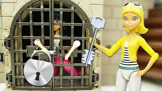 La celosa de Chloé casi encierra a LadyBug en un castillo. Vídeos de muñecas para niñas.