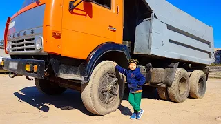 Un gros camion est tombé en panne - Dima répare le pneu