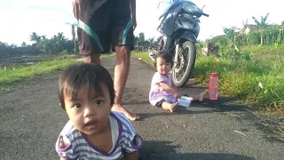 Anak kembarku latihan jalan
