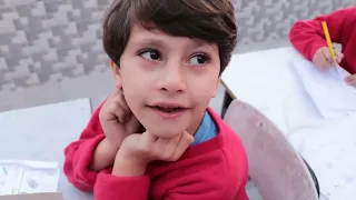 ولد يحتفل فى عيد ميلاده...