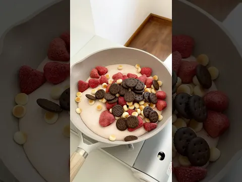 Make snowflake crisp with me #asmr #food #cooking #chocolate #dessert #satisfying #lifestyle