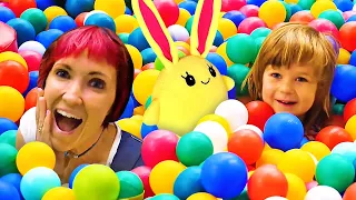 A mamãe se diverte num parque de diversões com a Bianca e o Lucky! História infantil em português