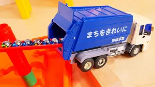 くねくねカタカタコースを作りました♪ビー玉が転がってゴールはごみ収集車のミニカーです！