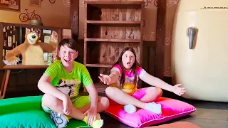 एड्रियाना और अली थीम पार्क माशा और भालू में खेलते हैं Masha and the Bear new Theme Park