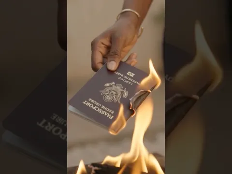 Elle a brûlé le passport de sa meilleure amie