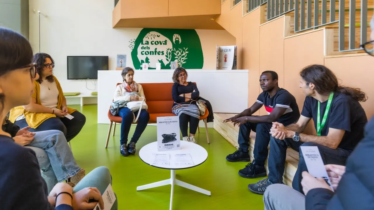 La Biblioteca Pilarin Bayés acull per primera vegada la Biblioteca Humana