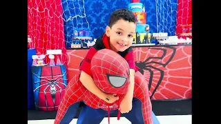 Homem aranha foi de surpresa em festa de aniversário