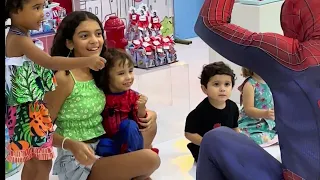Homem aranha foi em festa de aniversário.
