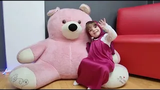 ماشا تلعب ب العابها الجميلة Masha is playing with her beautiful toys