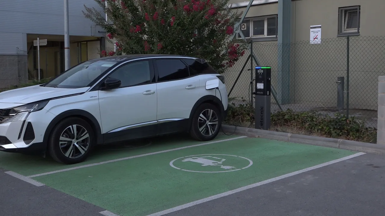 Torelló fa de pagament l’ús dels carregadors de vehicles elèctrics i en posarà de nous