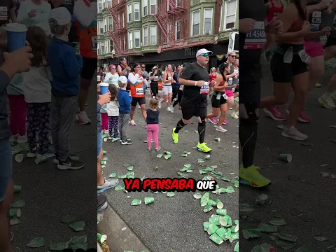 Ayudó a los corredores con un vaso de agua