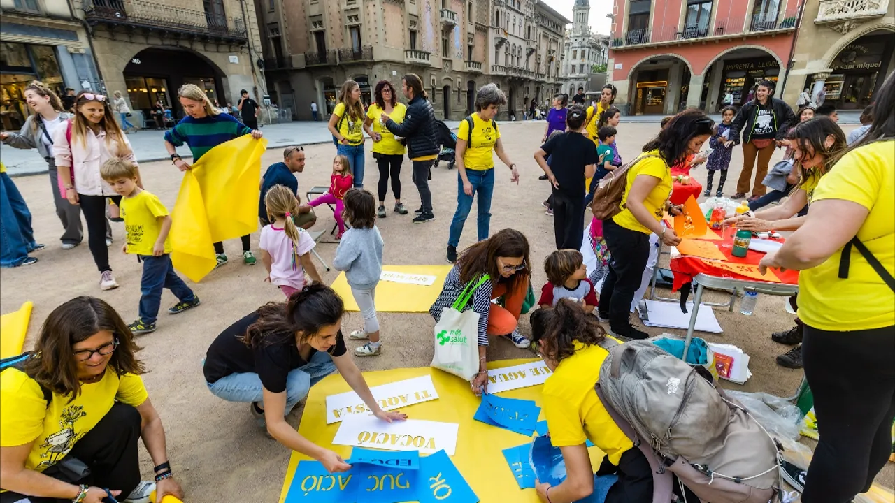 Els docents d’Osona organitzen els berenars grocs a la plaça Major de Vic com a senyal de protesta