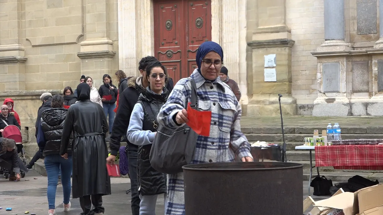 Diverses entitats organitzen una ‘performance’ a la plaça de la Catedral de Vic en el marc del 25-N