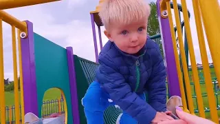 Эльвира и братик НА ПЛОЩАДКЕ Играют в ПРЯТКИ С ЖИВОТНЫМИ сборник