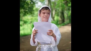Ángel les dice que dibujen lo que quieran y el se los hará realidad pero uno cometió  un error