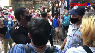 ÚLTIMA HORA │Cubanos se enfrentan a la policía del régimen en plena calle Obispo