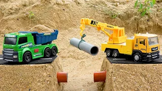 Kendaraan konstruksi jembatan rusak akibat petir dengan truk sampah dan truk derek mainan