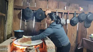 Un desayuno saludable y sin grasa, rico caldito de papas con tortillas a mano y té de limón