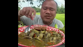 Eating steamed hing in the middle of the rice fields is very delicious
