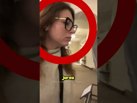 Ela nunca mais vai pisar nesse museu... O que ela viu foi muito esquisito