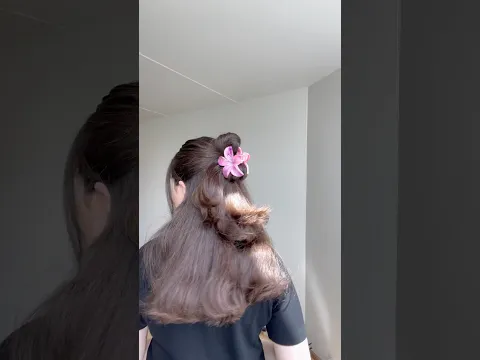 A sign for you to go get that flower claw clip for the summer!!🎀🩷 #hairtok #hairtutorial #danish