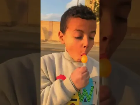 بائع المصاصات يجبر بخاطر طفل صغير كان نفسو في مصاصه  #shorts #Xmarinda
