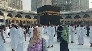 Mashallah  masjid Al Haram ki sfai ho rahi han achi video dykhny k liy hamry channel ko sabsciribe🕋🌹