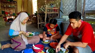 sarapan pagi dengan sambel terasi dan peyek ikan teri nikmat luar biasa || makanan desa