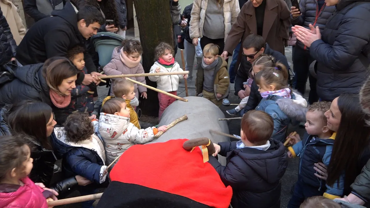 Sant Quirze de Besora caga el Tió en comunitat