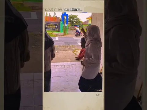 Ketika berangkat sekolah depan rumah