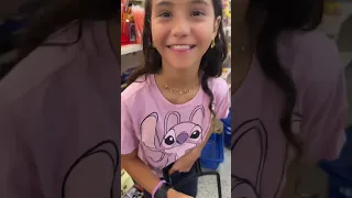 Comprando material escolar da Lauren
