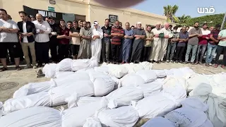صلاة الجنازة على عائلة فلسطينية استشهدت بقصف الاحتلال منزلها في دير البلح.