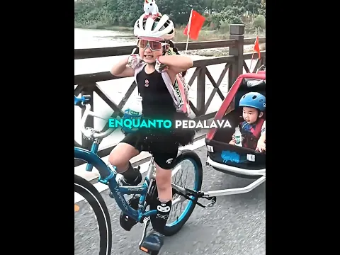 Garotinha andando de bicicleta rápido com seu irmão mais novo. #shots