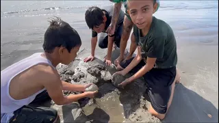 LOS SOÑADORES PRIMERA VEZ EN LA PLAYA 🏖 🤣 / Grillo La Duda