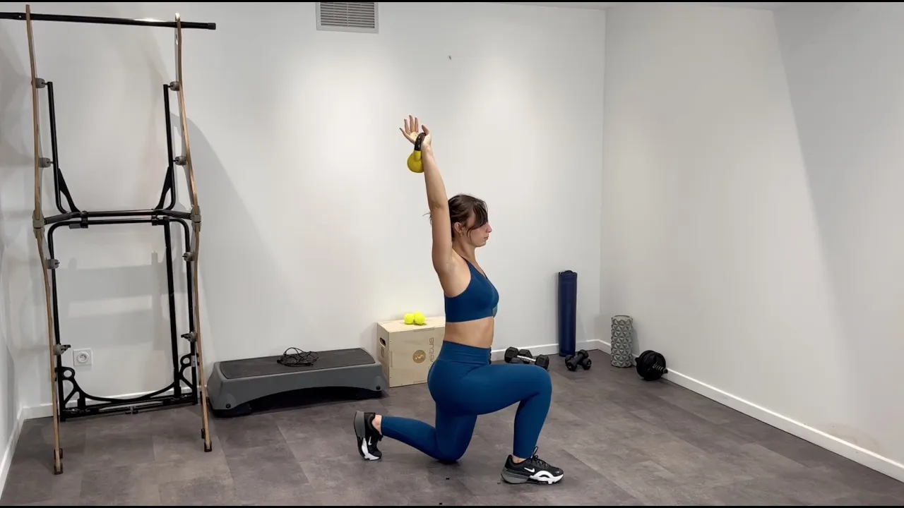 Image Overhead fente avant à un bras avec kettlebell