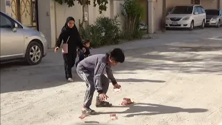 ردة فعل الطفل منتظر عندما أوقع عمه مبلغ كبير أمامه