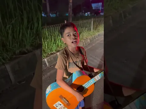 Pengamen ini gak tahu pencipta lagunya ada di dalem 😅😅😅