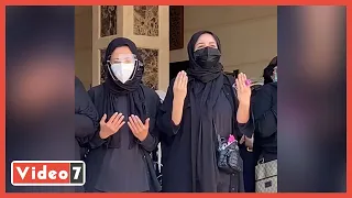 انهيار دنيا وإيمى سمير غانم أثناء أداء صلاة الجنازة على والدهما