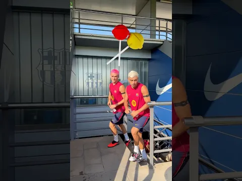 ⁨ لامين عن غابي وبيدري: مصاصات فراولة وكريما 🍭🍭😂⁩