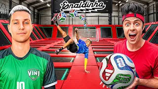 TESTEI A BOLA DA COPA NO PARQUE DE CAMA ELÁSTICA DO ENALDINHO! 