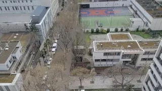 Dans le quartier il y a un stade de football et de basket