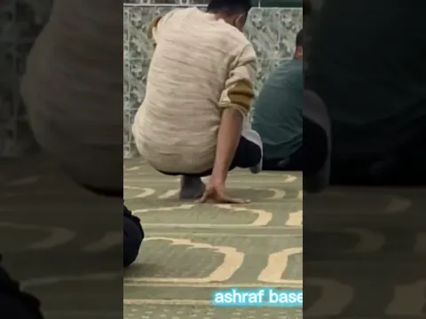 صورة الشب وهو بصلي الشب بعاني من الإصابة بس ما ترك الصلاة ..اترك كل حاجة إلا الصلاة