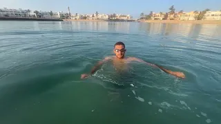 تعليم السباحة في البحر للكبار من الصفر للإحترافية في عشر دقائق مع عبد الرحمن