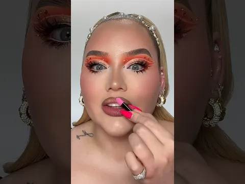 trying GLITTER lips that don’t move! 🧐