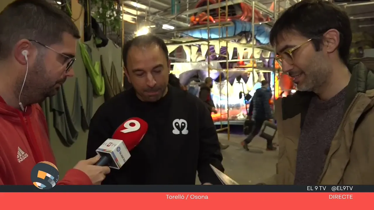 Últims detalls per a la Rua del Carnaval de Torelló, il·lustrat també en un nou àlbum de cromos