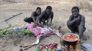 Wow 😲😋 This is how hadzabe survive middle of nowhere with Raw meat and Roots