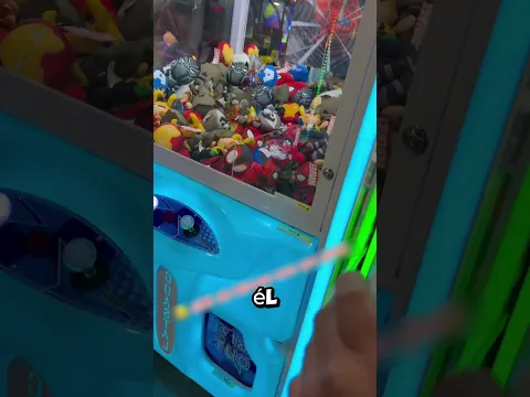 Niño Queda ATRAPADO en Máquina de Peluches Por Primera Travesura!