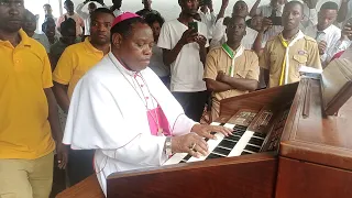 Tazama umahiri wa Askofu Vitalis Msimbe katika kupiga Kinanda | Apiga Kinanda wimbo aliotunga yeye.