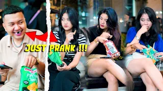 PRANK AMBIL CEMILAN KE WANITA CANTIK ( kombinasi )