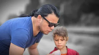 #موقف جميل من شاب يساعد فتاة بطريقه عجيبه 🤲🤲
